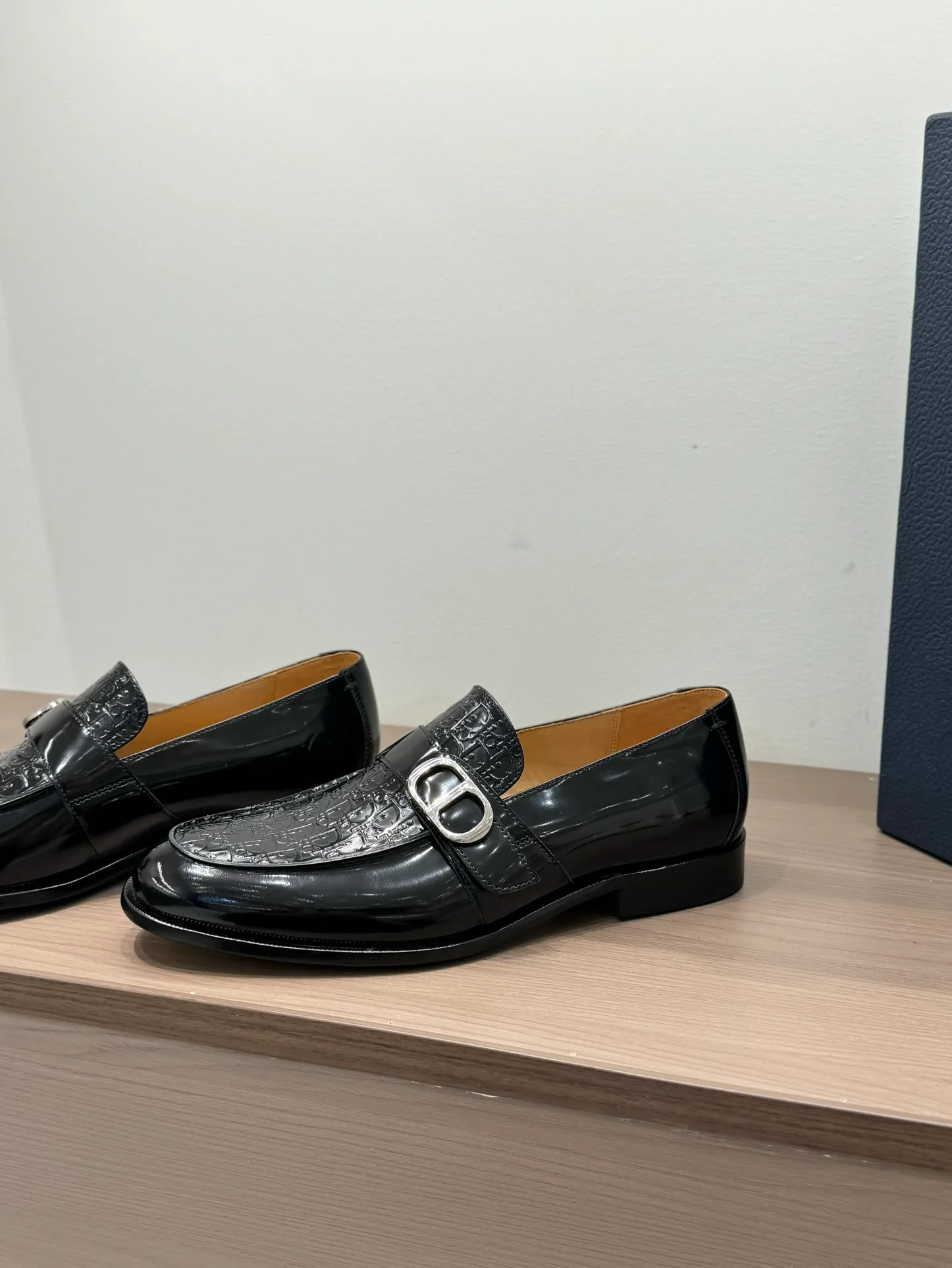 [Dior Dior] Top P: 960💰 Standard code 39-44 (38.45.46 custom-made, non-refundable and non-exchangeable) Dior Dior's latest high-end men's boutique casual leather shoes, the upper is carefully made of black cowhide/open-edge beaded leather/high-mercerized frosted cowhide, the classic silhouette shows elegance, and the upper strap is matched with a metal-coated CD Icon decorative buckle to enhance the style. Comfortable and lightweight, the Italian leather sole features anti-slip rubber inserts. The Blake structured leather sole with anti-slip details showcases Dio*'s exceptional craftsmanship. Elegant and refined, it can be matched with all kinds of suits.